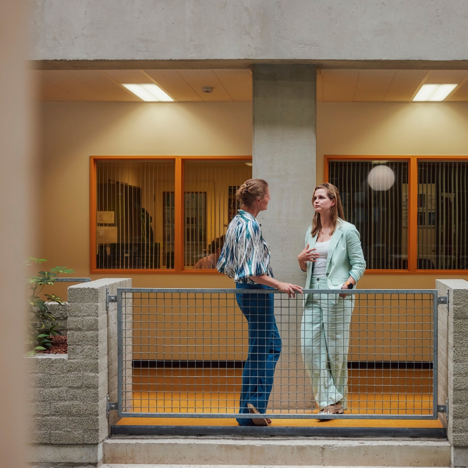 Gesprek van twee collega's waarvan er één werkt met een chronische ziekte