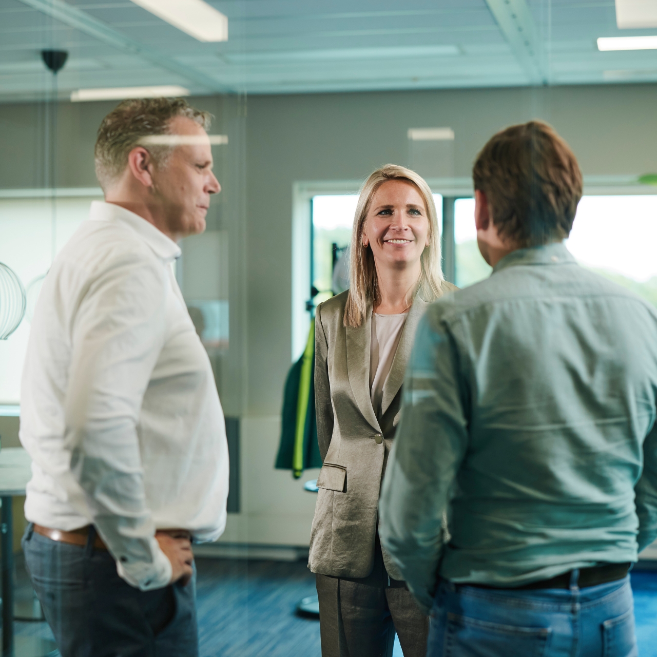 Gesprek van drie collega's over werken met een chronische aandoening bij een kantoor