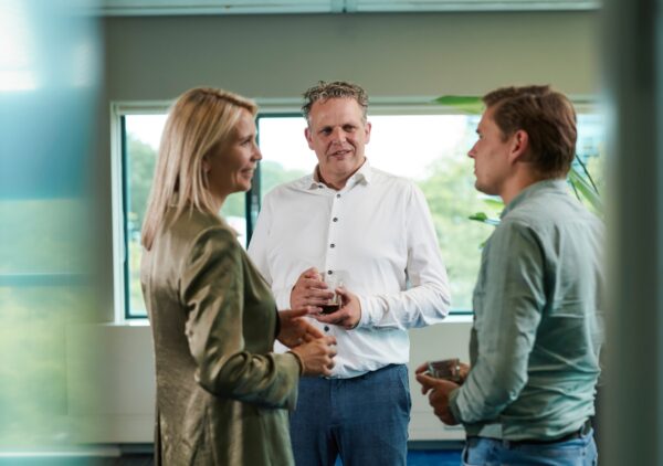 Gesprek van een werkgever en twee werknemers over werken met een chronische aandoening
