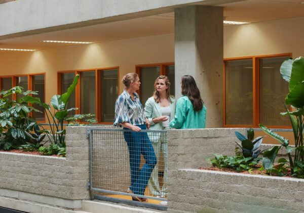 Gesprek van drie collega's in het Amsterdam UMC over werken met een chronische aandoening