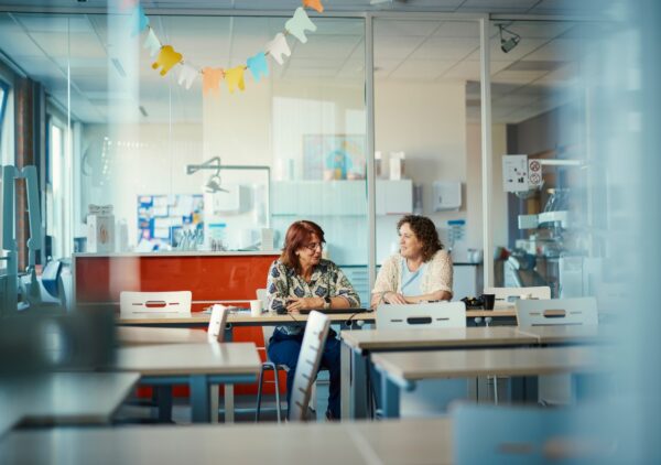 Gesprek van twee collega's over werken met een chronische aandoening op een school
